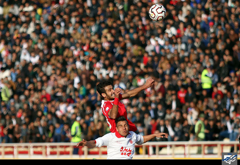  دیدار تیم‌های فوتبال پدیده مشهد و پرسپولیس 
