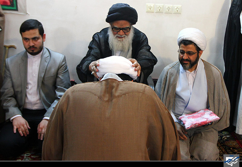 مراسم عمامه گذای طلاب خراسانی توسط آیت الله مرتضوی