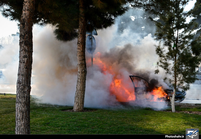 حریق خودروی پژو 206 در بزرگراه کلانتری