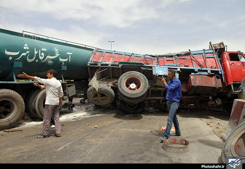 تصادف دو دستگاه کامیون در بزرگ راه غدیر 