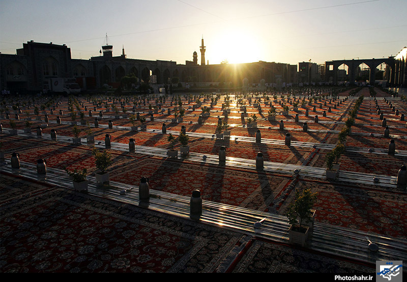 ضیافت افطار در حرم رضوی