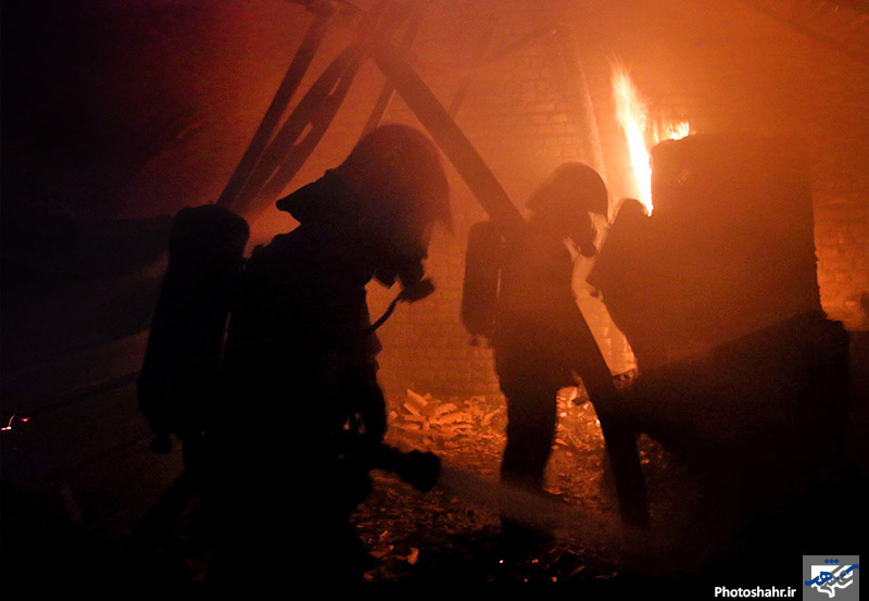 آتش سوزی در انبار چوب 