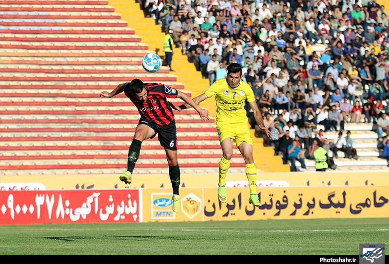  دیدار تیم‌های فوتبال سیاه جامگان خراسان و نفت تهران 