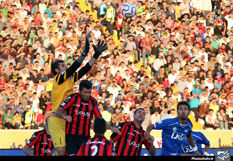 دیدار تیم‌های فوتبال سیاه‌جامگان مشهد و استقلال تهران 