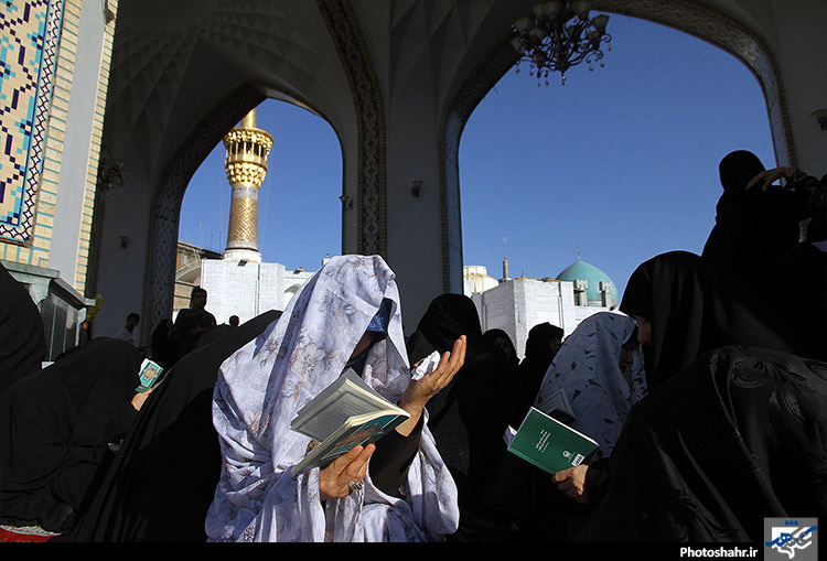 مراسم معنوی دعای عرفه در حرم رضوی