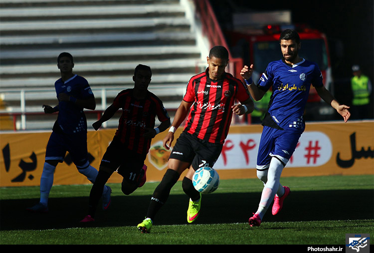 دیدار تیم‌های فوتبال سیاه‌جامگان مشهد و استقلال خوزستان 