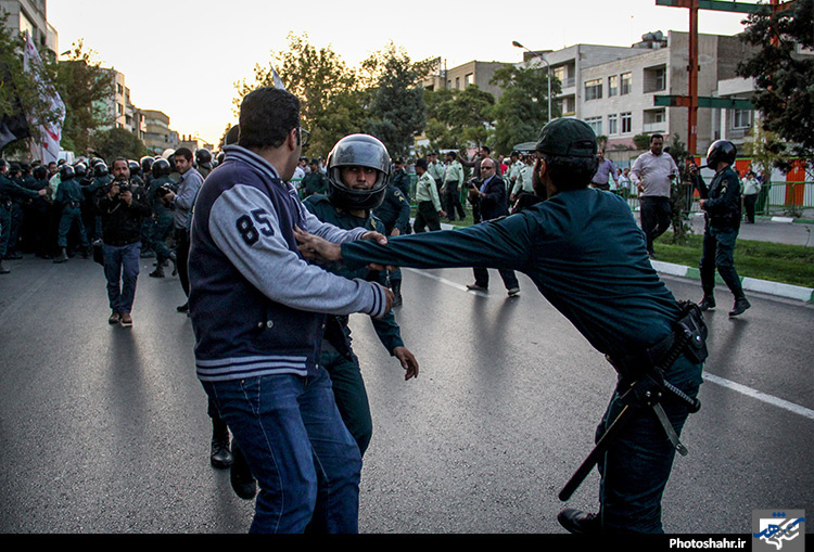تجمع اعتراض آمیز جمعی از مردم مشهد در مقابل کنسولگری عربستان 