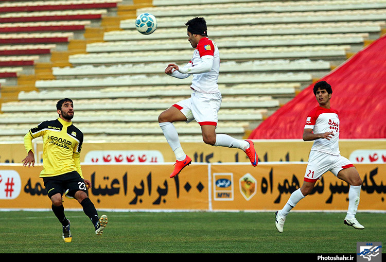 دیدار تیمهای فوتبال پدیده و راه آهن 