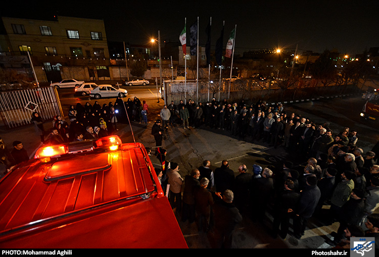 ادای احترام مردم مشهد به شهدای آتش نشان حادثه پلاسکو تهران