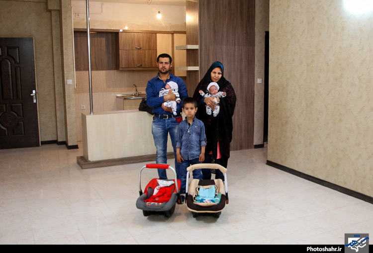 اهدای یک واحد مسکن مهر به خانواده 5 قلوهای مشهدی