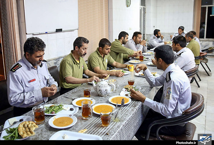 افطار با آتش نشانان