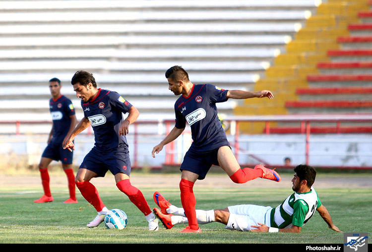  دیدار تیم های فوتبال سیاه جامگان و ذوب آهن - مشهد 