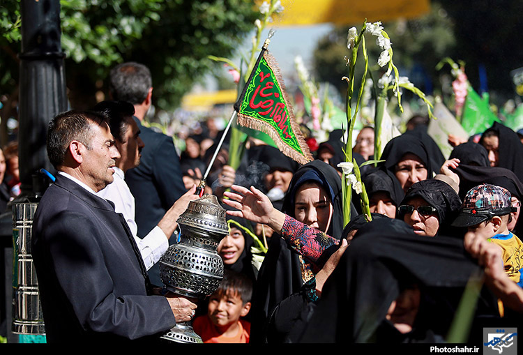 گلباران حرم رضوی در روز میلاد حضرت معصومه 