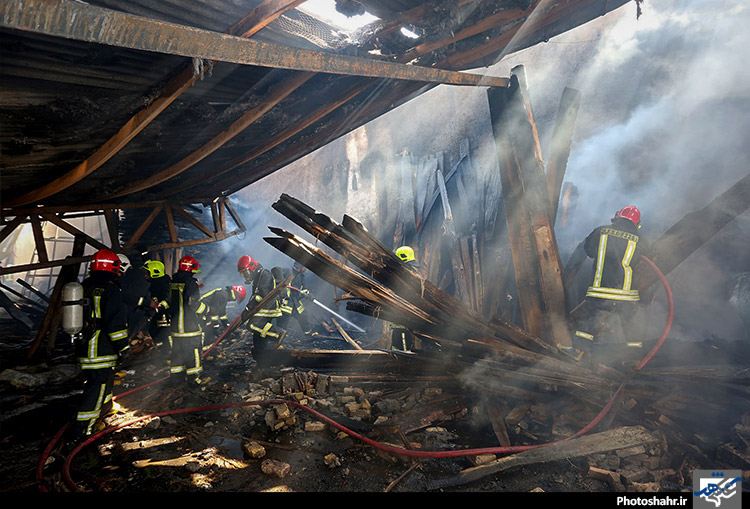 آتش‌سوزی انبار چوب در منطقه خین عرب مشهد