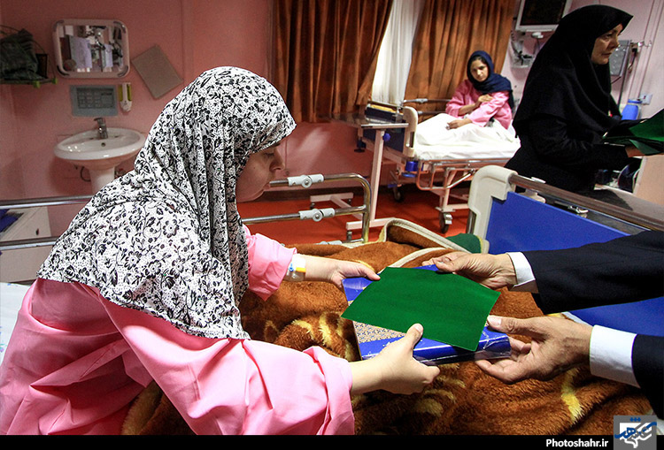 عیادت خادمان حرم رضوی از بیماران در روز میلاد امام رضا(ع)    