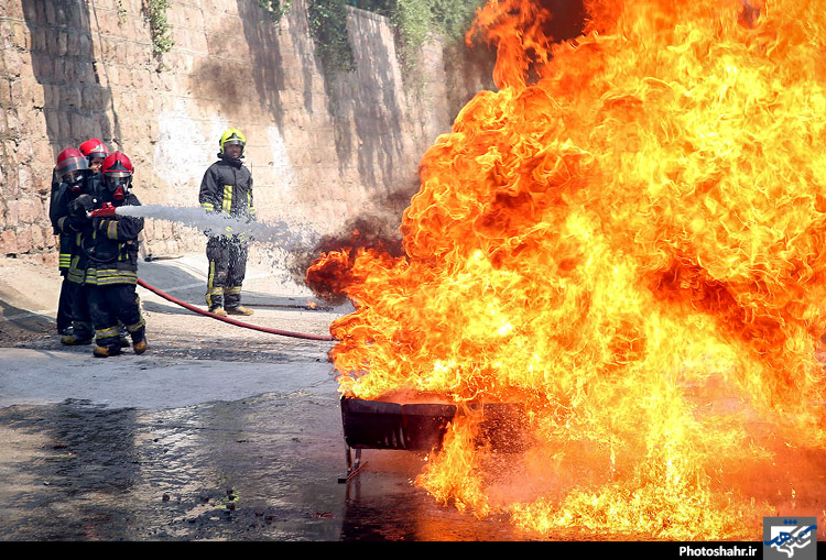  مانور اطفاء حریق زنان آتش نشان 
