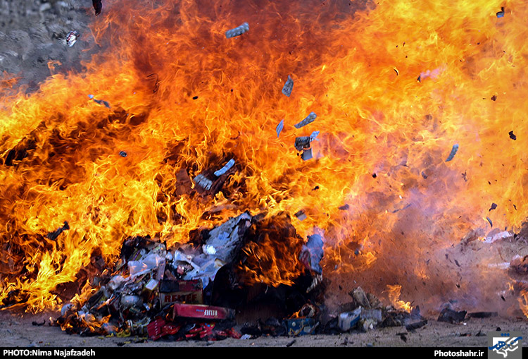 امحاء بیش از 3 تن کالای قاچاق و غیربهداشتی در مشهد 