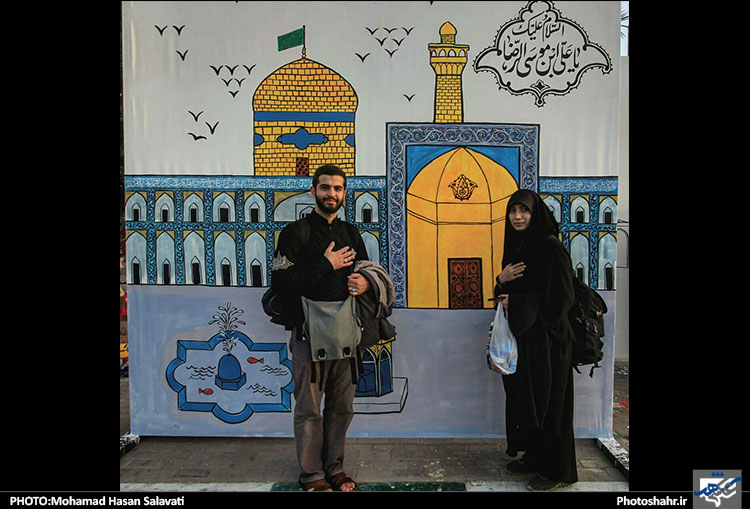 عکس یادگاری زائران اربعین با حرم و بارگاه در موکب امام رضا(ع)