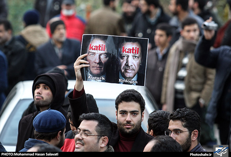  جشن آزادی حلب در مقابل کنسولگری ترکیه در مشهد 