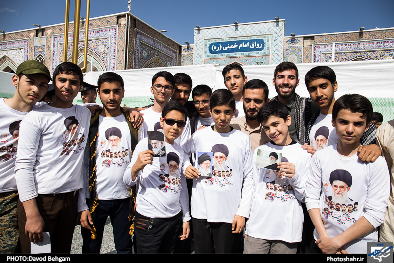 حاشیه دیدار مردم با رهبر انقلاب در حرم رضوی