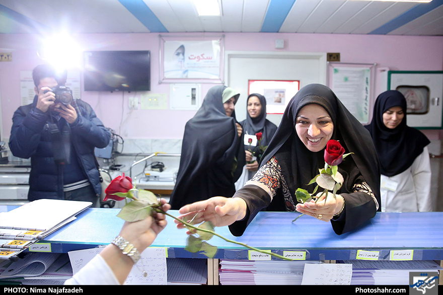 بازدید بتول گندمی عضو شورا ی شهر  به منظور تبریک روز پرستار از زایشگاه حضرت ام البنین  