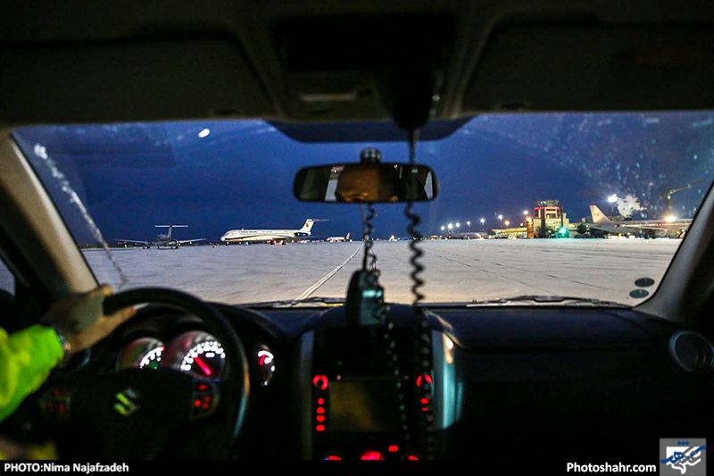 عملیات برف روبی در فرودگاه شهید هاشمی نژاد مشهد