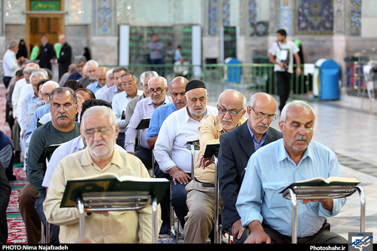 جزء خوانی قرآن کریم در حرم مطهر رضوی