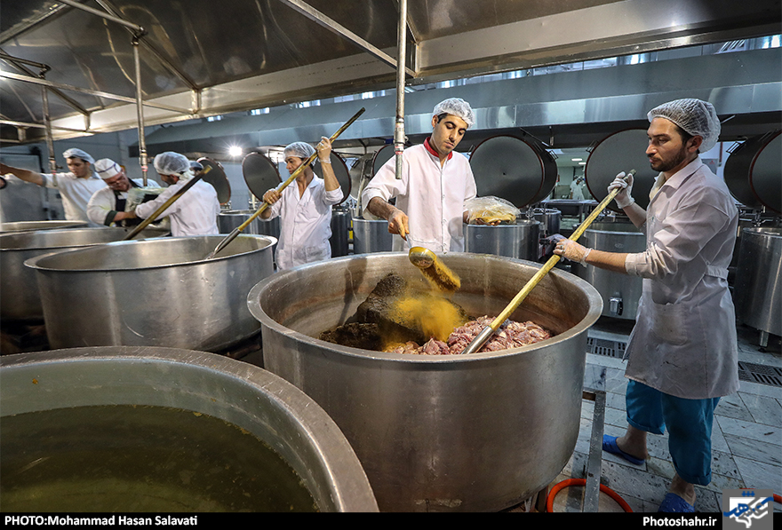 تهیه و آماده سازی غذای متبرک در مهمانسرای امام رضا (ع)