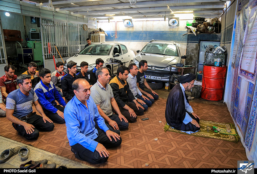 اقامه نماز جماعت در یک تعمیرگاه خودرو