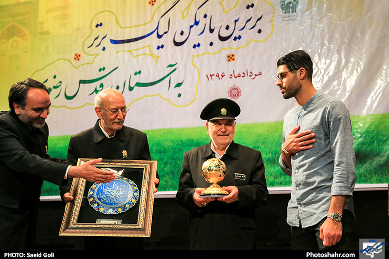 اهدا توپ طلای مهدی طارمی به موزه آستان قدس رضوی