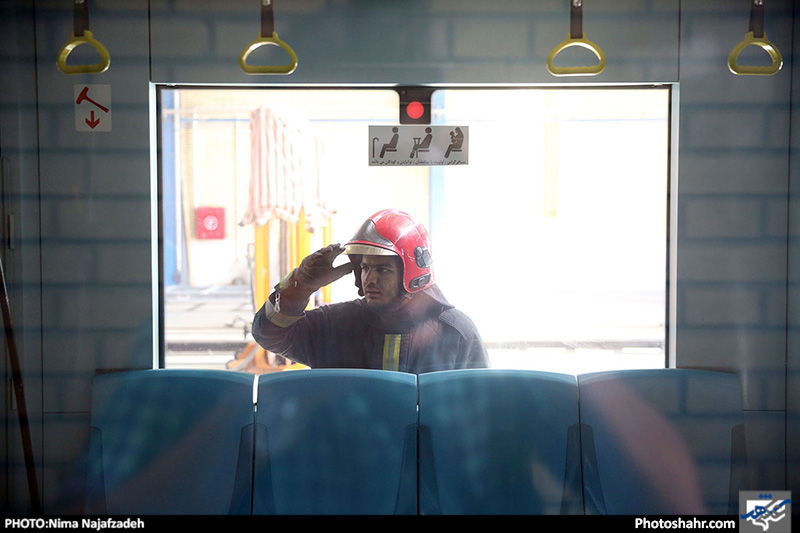  مانور مقابله با حریق و انتشار دود در قطار شهری مشهد 