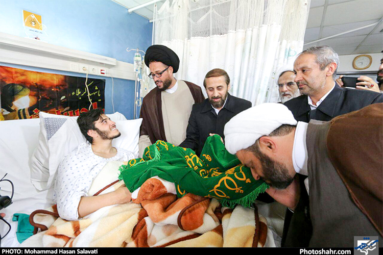 عیادت خادمان حرم رضوی از مجروحان حزب الله لبنان در بیروت