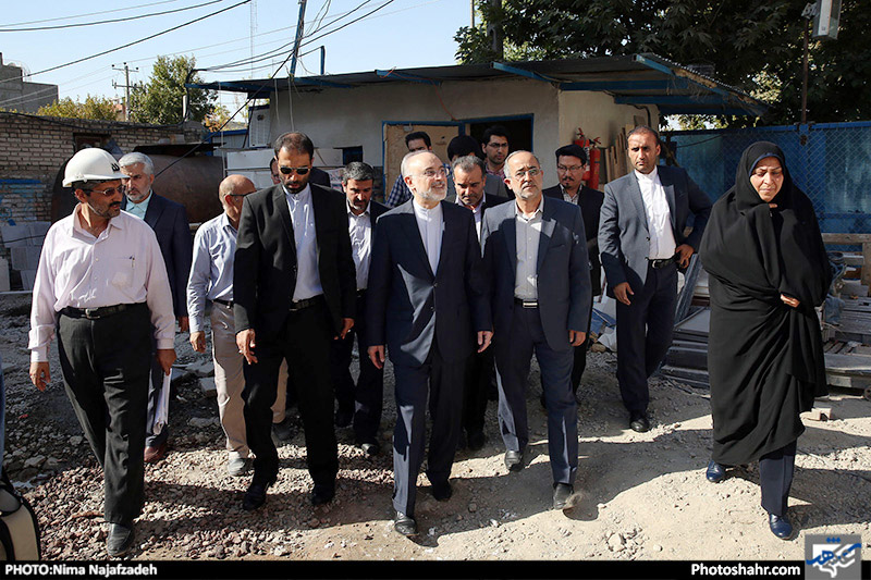  بازدید علی اکبر صالحی و رئیس شورای شهر از دبیرستان انرژی اتمی مشهد 