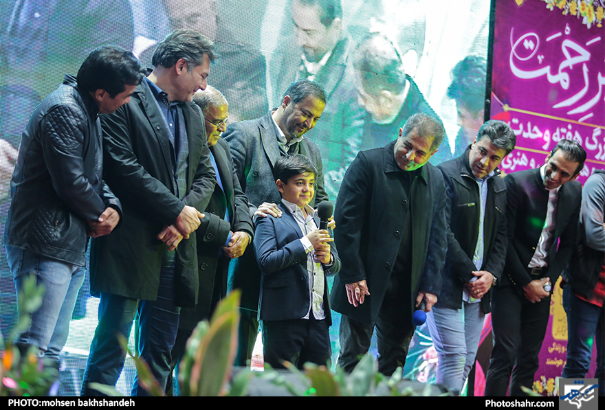مراسم مزایده پیراهن هادی نوروزی به نفع زلزله زدگان غرب کشور