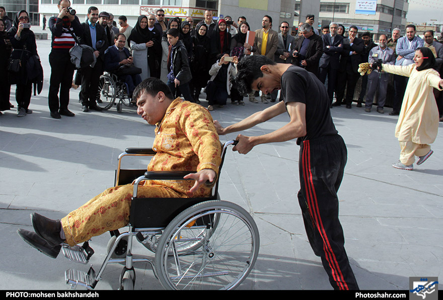 اجرای تئاتر خیابانی (یک روز تعطیل)