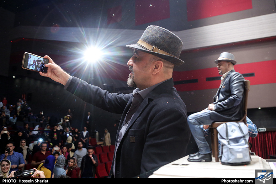 رونمایی از تندیس رضا عطاران در سینما هویزه