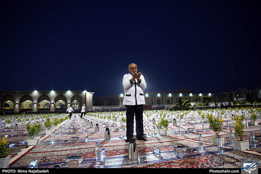 ضیافت افطاری در حرم امام رضا(ع)