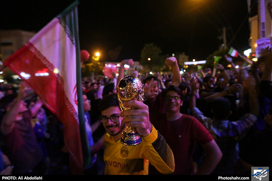 شادی مردم پس از پیروزی تیم‌ملی فوتبال مقابل مراکش - 1