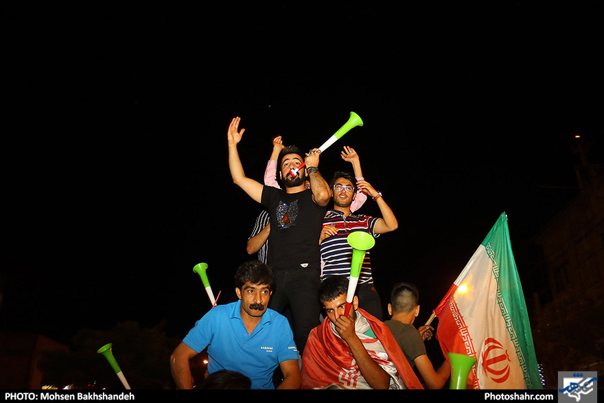 شادی مردم پس از پیروزی تیم‌ملی فوتبال مقابل مراکش - 2