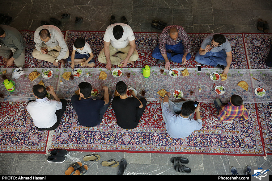  افطاری ساده در بازار مرکزی مشهد
