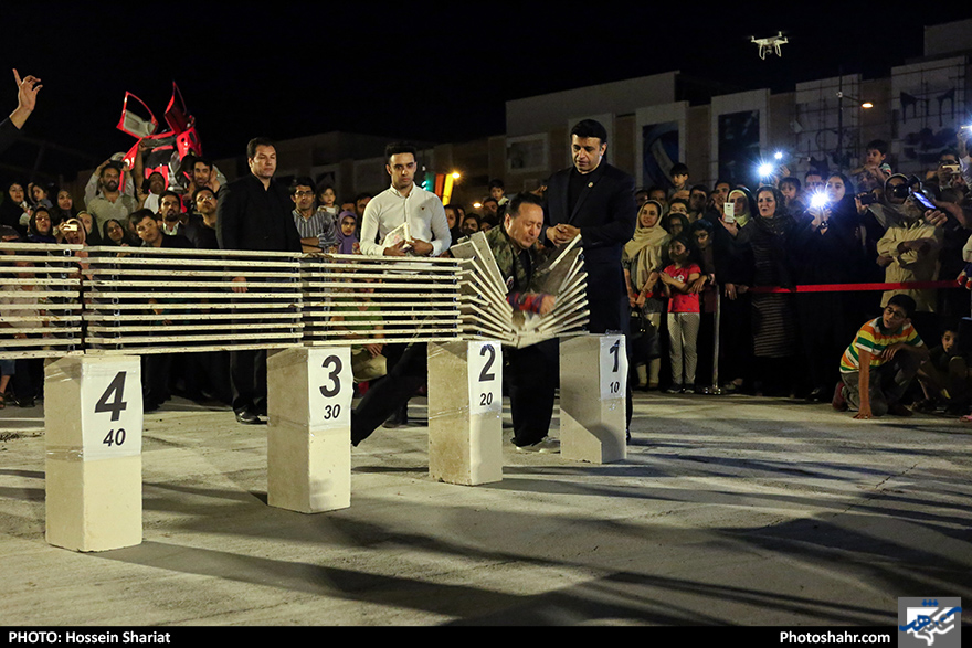 تست ثبت رکورد جهانی شکستن سنگ با دست