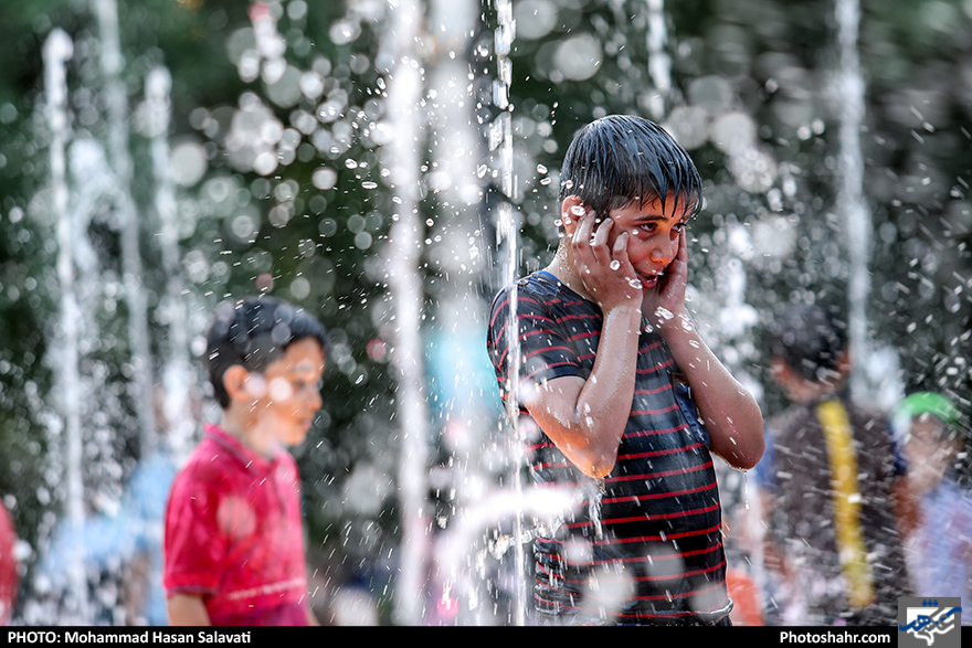 آب بازی کودکانه 