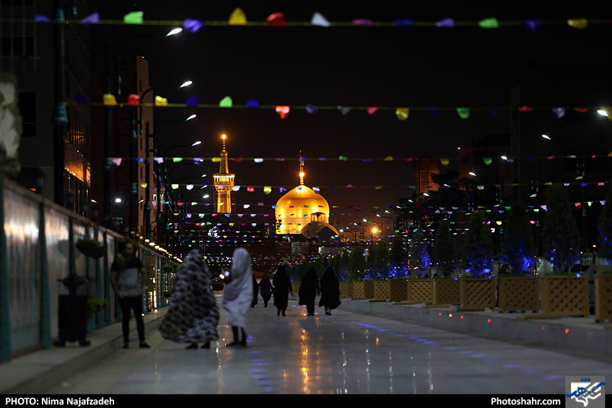 آذین بندی و چراغانی حرم مطهر رضوی به مناسبت دهه کرامت 