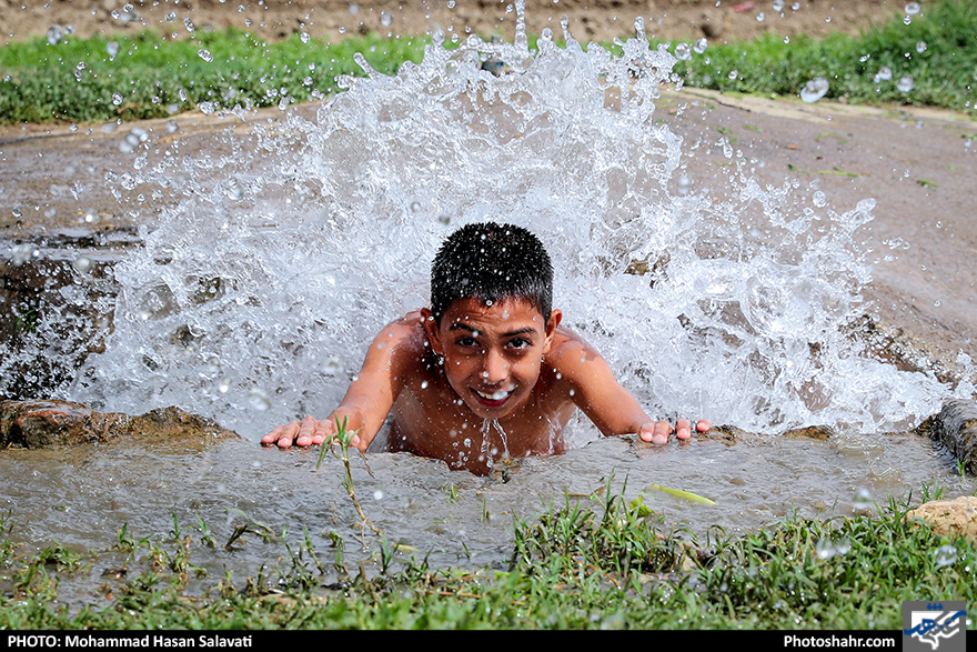 آب تنی کودکان در حاشیه شهر