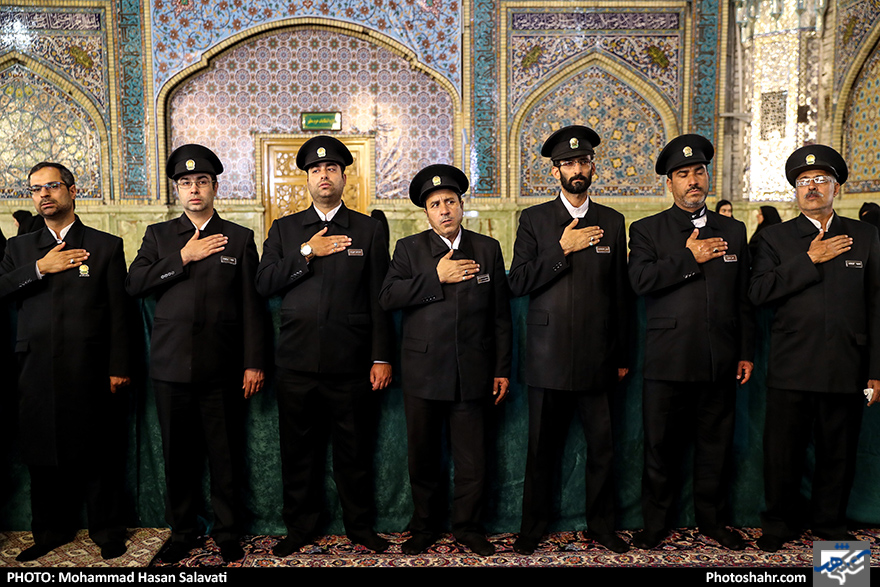 اهدای پرچم عزای حسینی به هیئات در حرم رضوی