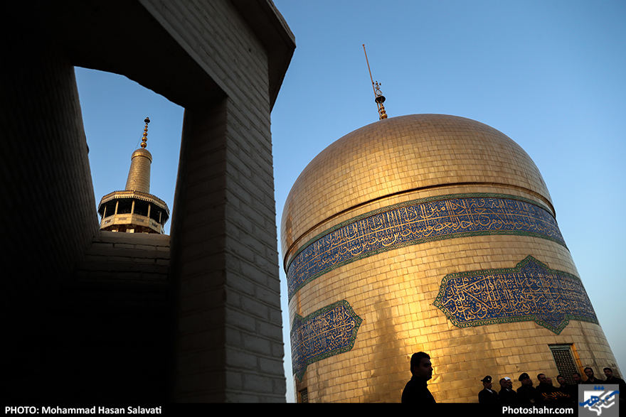 تعویض پرچم بارگاه رضوی همزمان با آغاز ماه محرم