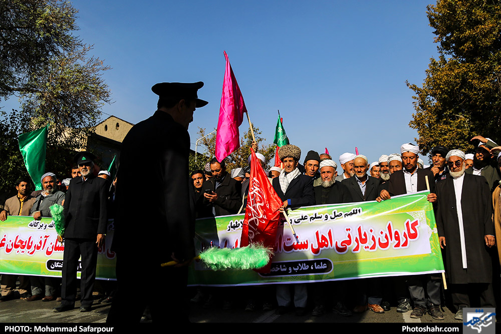 تشرف جمعی از اهل تسنن به حرم مطهر رضوی