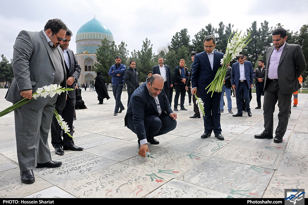 عطر افشانی مزار شهدا توسط شهردار مشهد