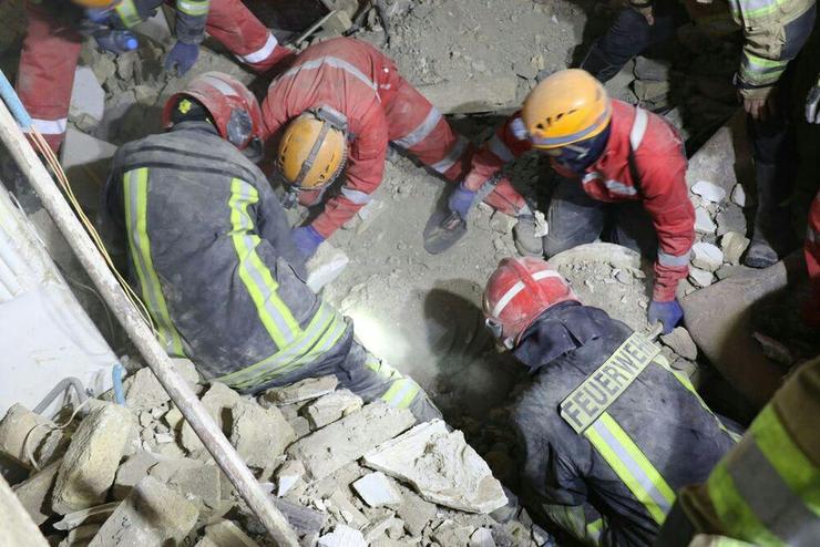 ریزش یک ساختمان دو طبقه و نجات معجزه آسای دو نفر توسط آتش نشانان مشهدی