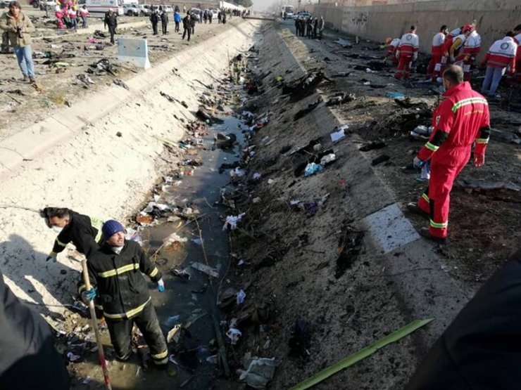 پیکرهای جانباختگان حادثه سقوط هواپیما به پزشکی قانونی انتقال یافت